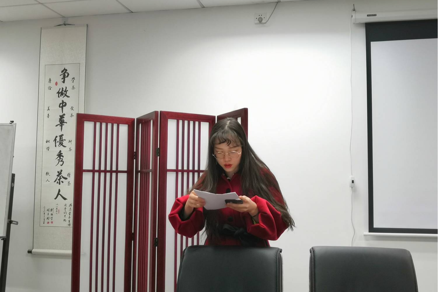 (黄艳梅同志汇报自己的相关情况)